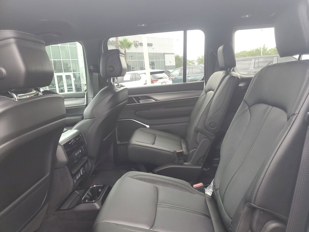New 2026 Bright White Clear-Coat Exterior Paint Jeep Limited Altitude image 7