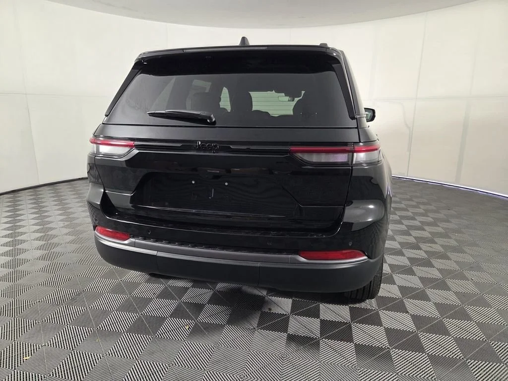 New 2026 Diamond Black Crystal Pearl-Coat Exterior Paint Jeep Laredo Altitude image 5