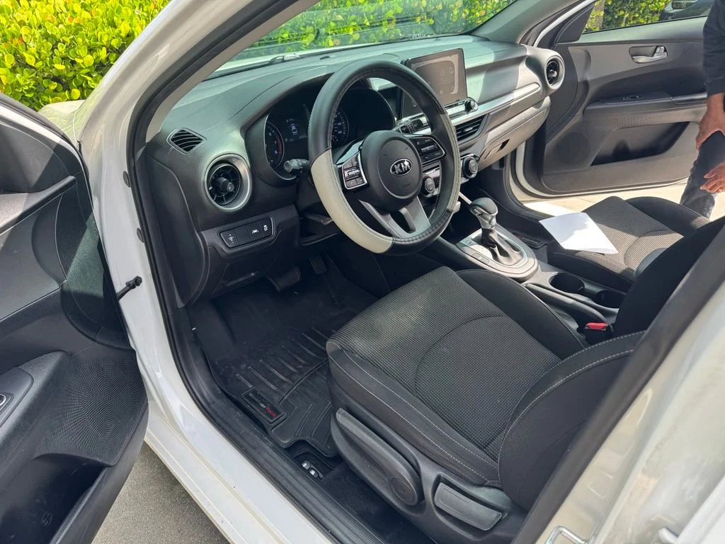 Used 2019 White Kia LXS image 11