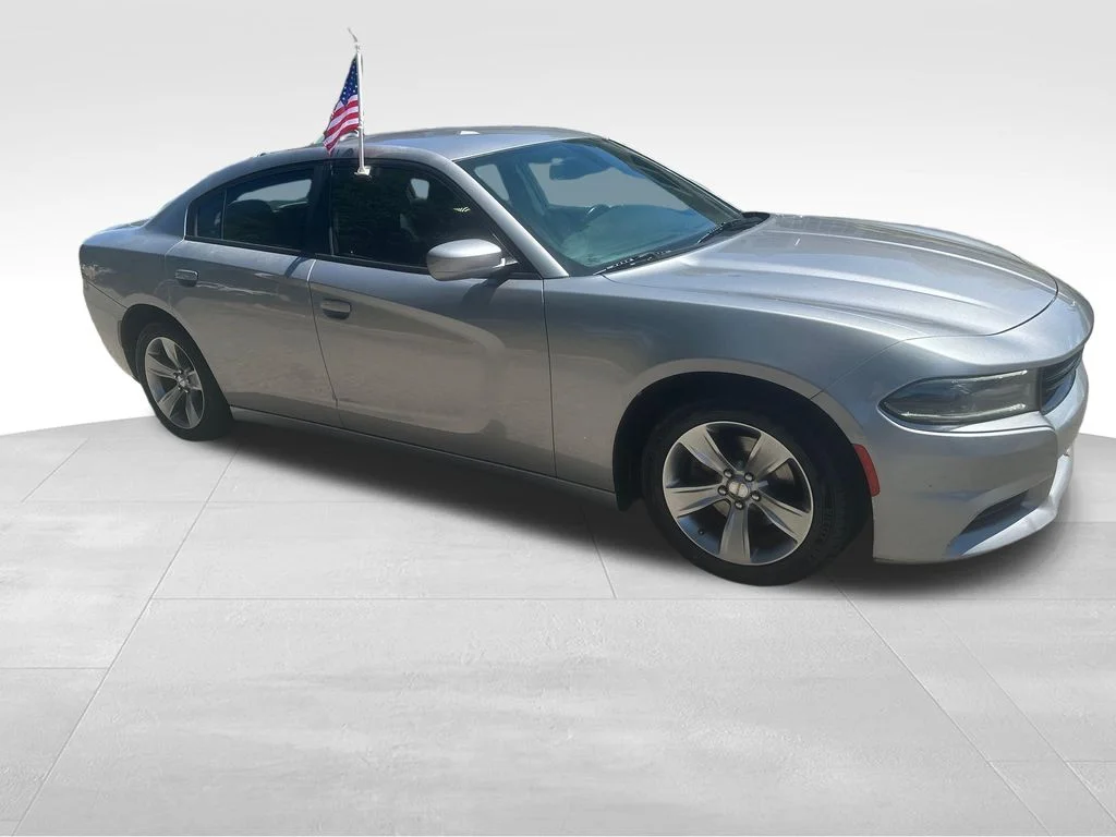 Used 2018 Silver Dodge V6 image 33