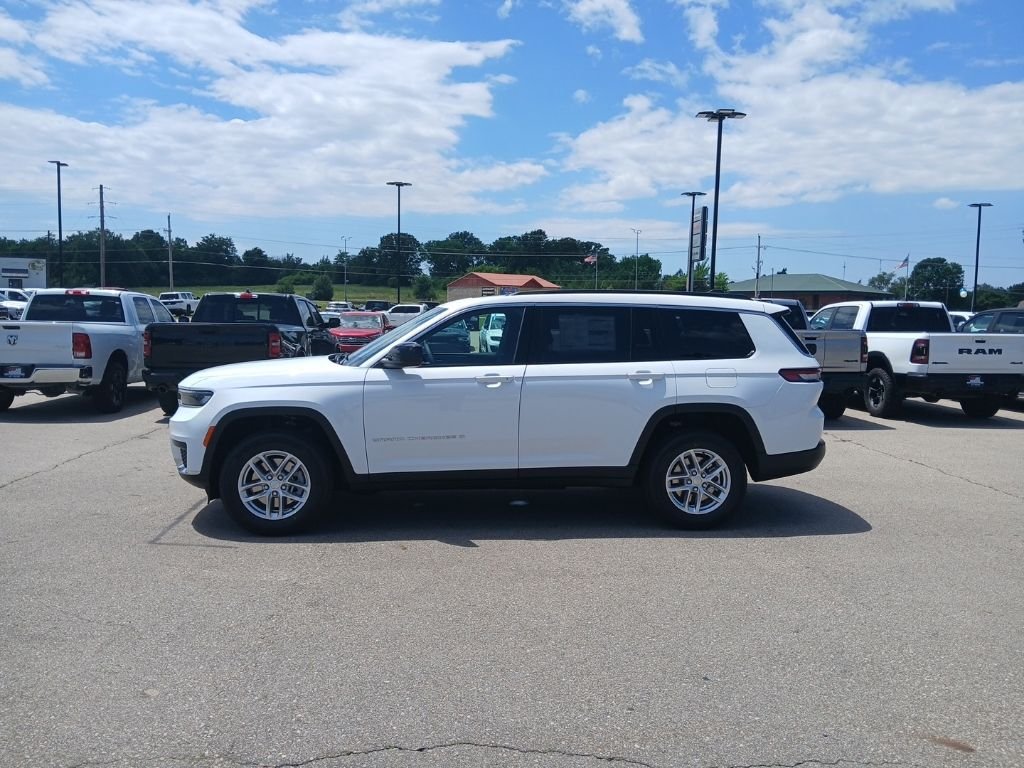 New 2026 Bright White Clear-Coat Exterior Paint Jeep Laredo image 5