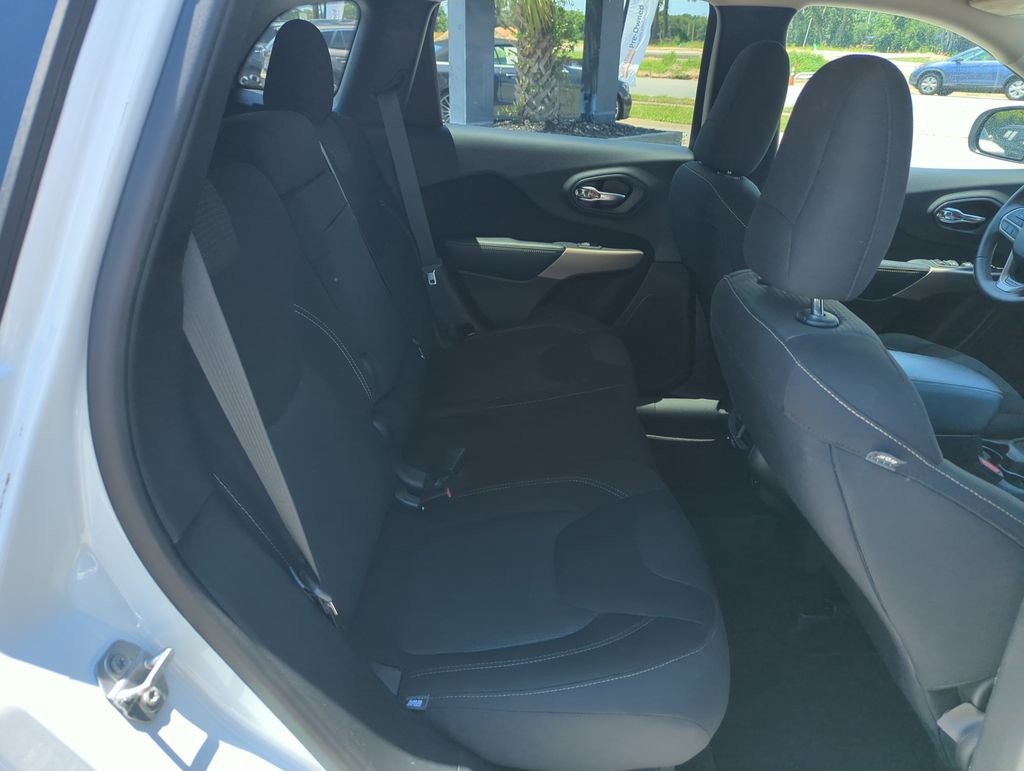 Used 2017 White Jeep Latitude image 31