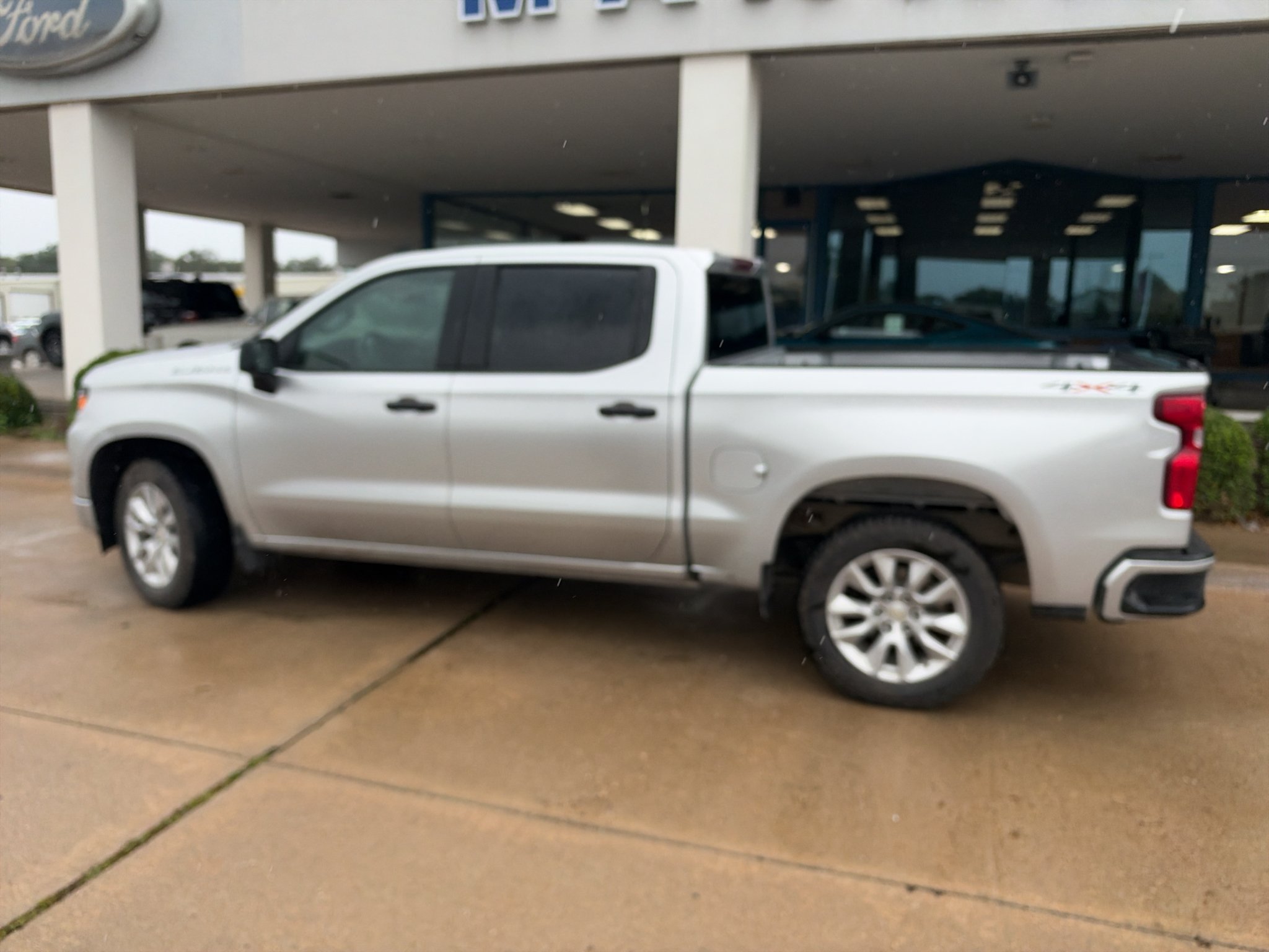 Used 2022 Silver Ice Metallic Chevrolet Custom image 9