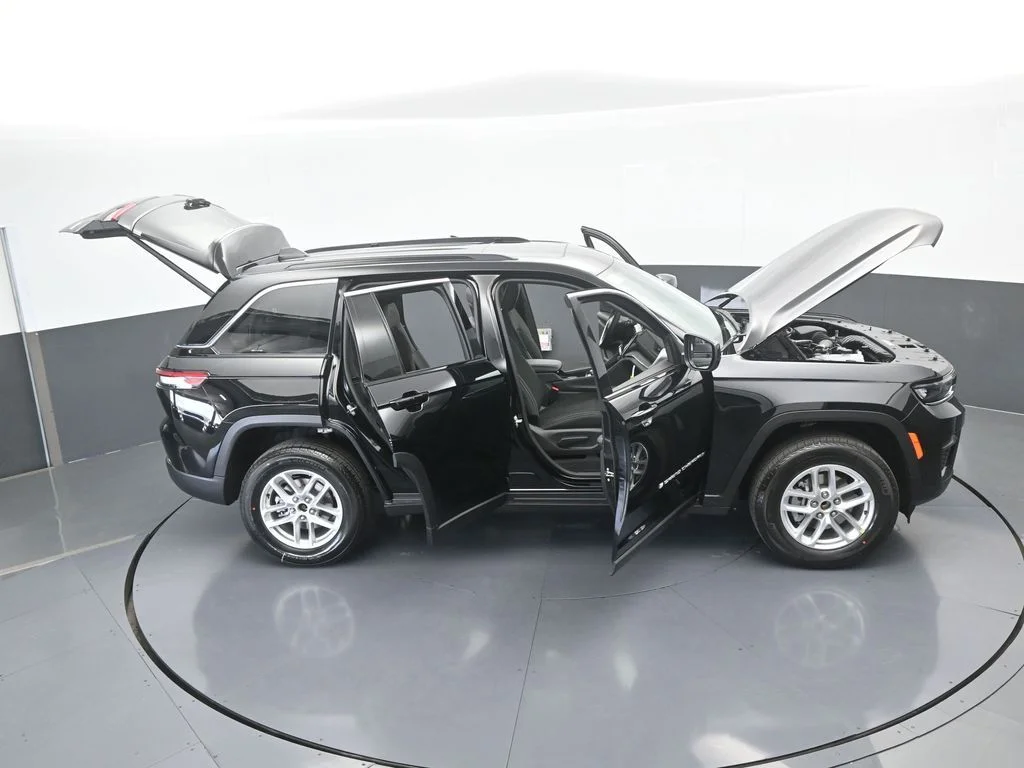 New 2026 Diamond Black Crystal Pearl-Coat Exterior Paint Jeep Laredo X image 67