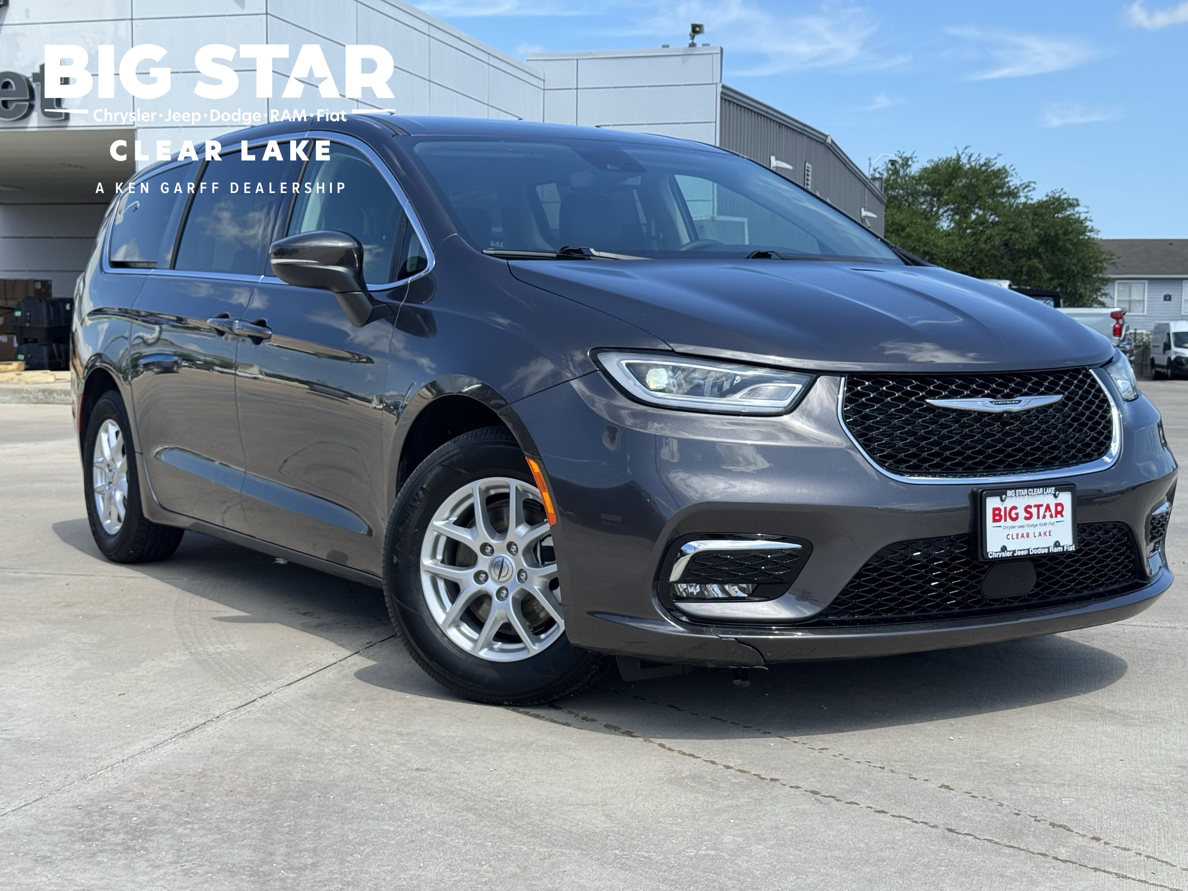 2023 Chrysler Pacifica Touring L's photo