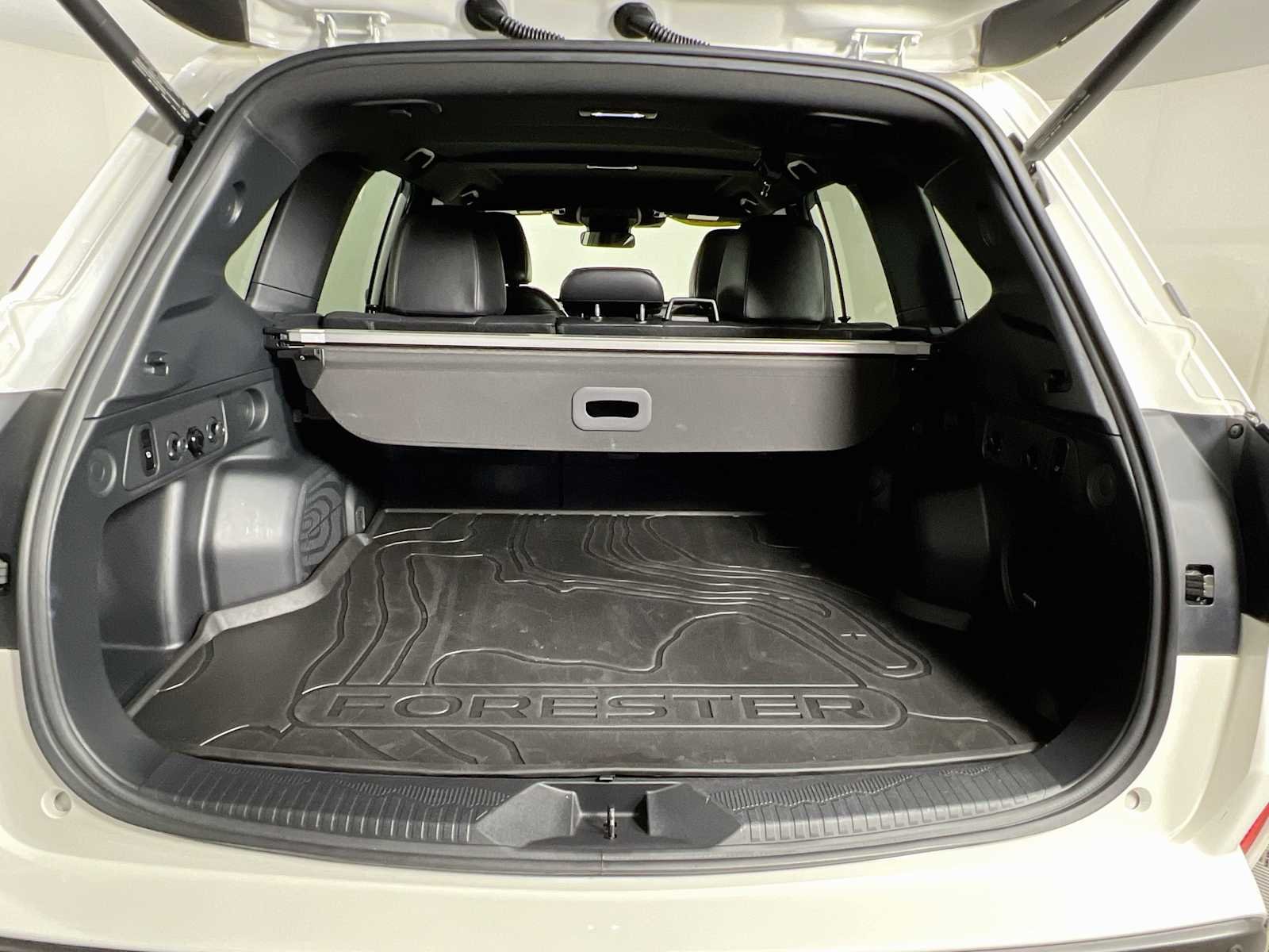 Used 2025 Crystal White Pearl Subaru Limited image 28