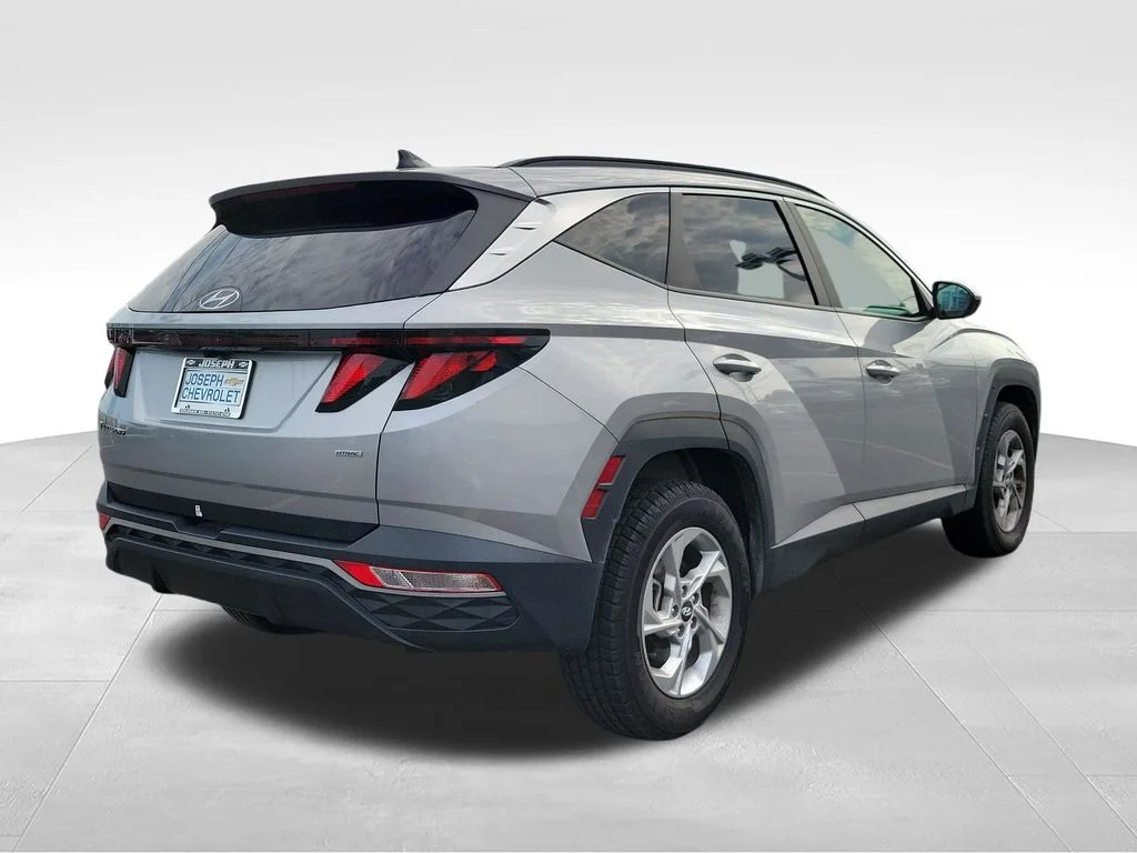 Used 2024 Silver Hyundai SEL image 4