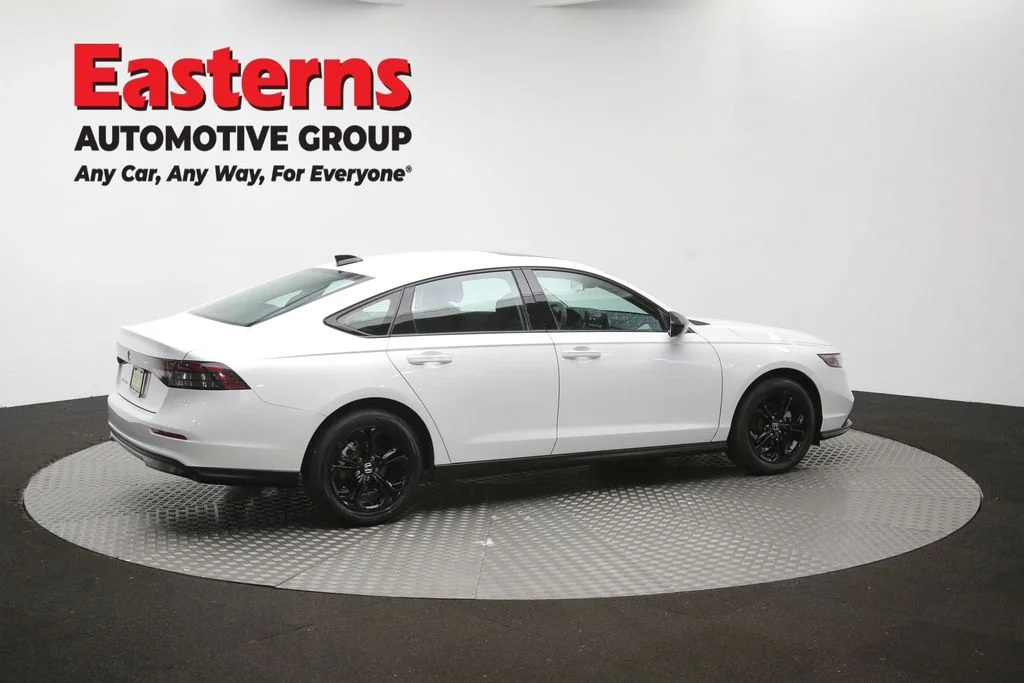 Used 2025 White Honda SE image 41