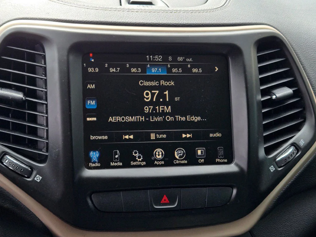 Used 2014 Gray Jeep Latitude image 23
