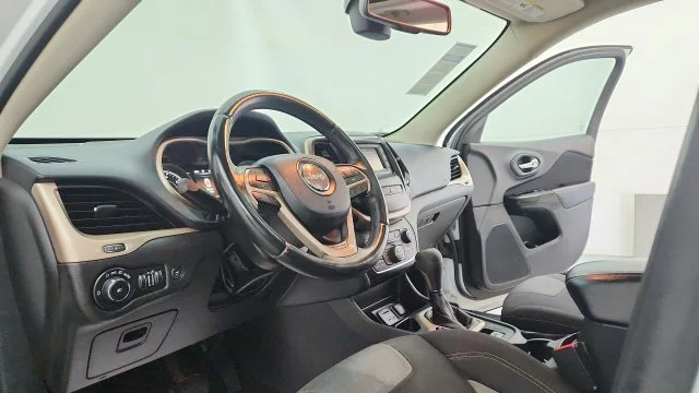 Used 2014 White Jeep Latitude image 16