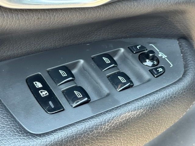 Used 2020 Black Volvo T6 Momentum image 21