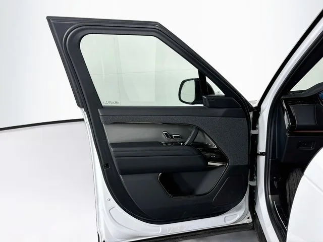 Used 2025 White Land Rover SE image 11