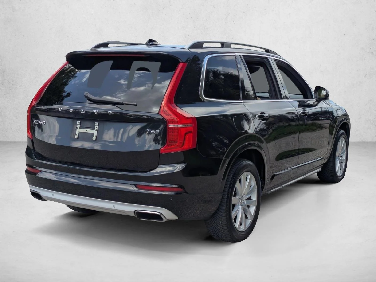 Used 2018 Onyx Black Metallic Volvo Momentum image 4