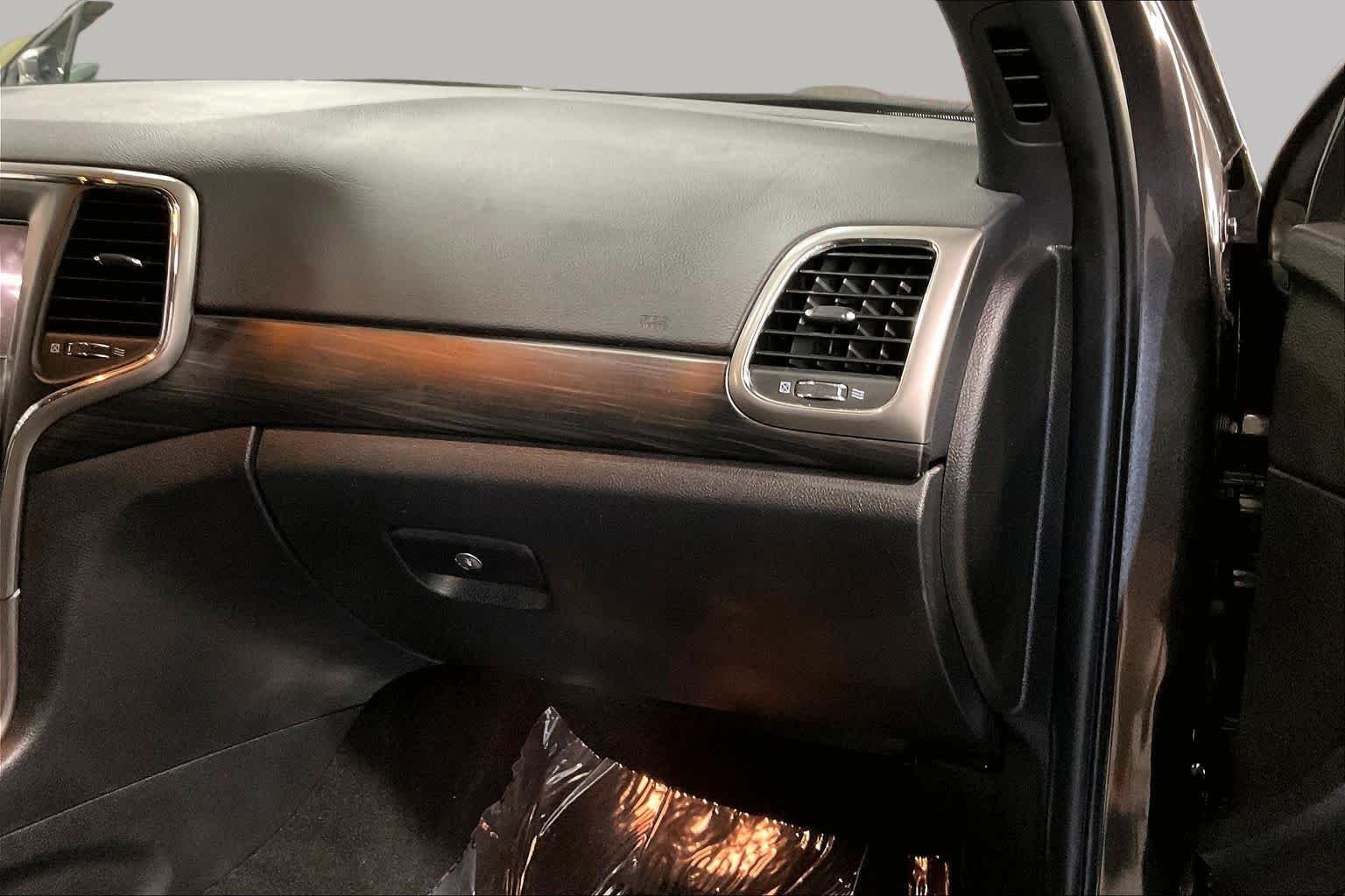 Used 2021 Granite Crystal Metallic Clearcoat Jeep Laredo E image 18