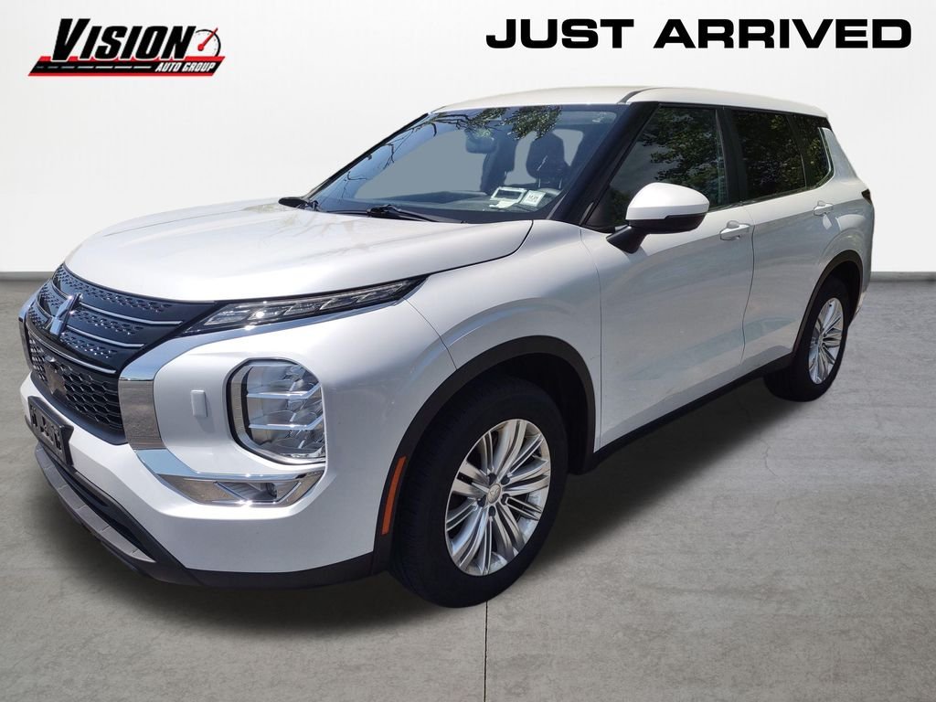 2022 Mitsubishi Outlander ES S-AWC's photo