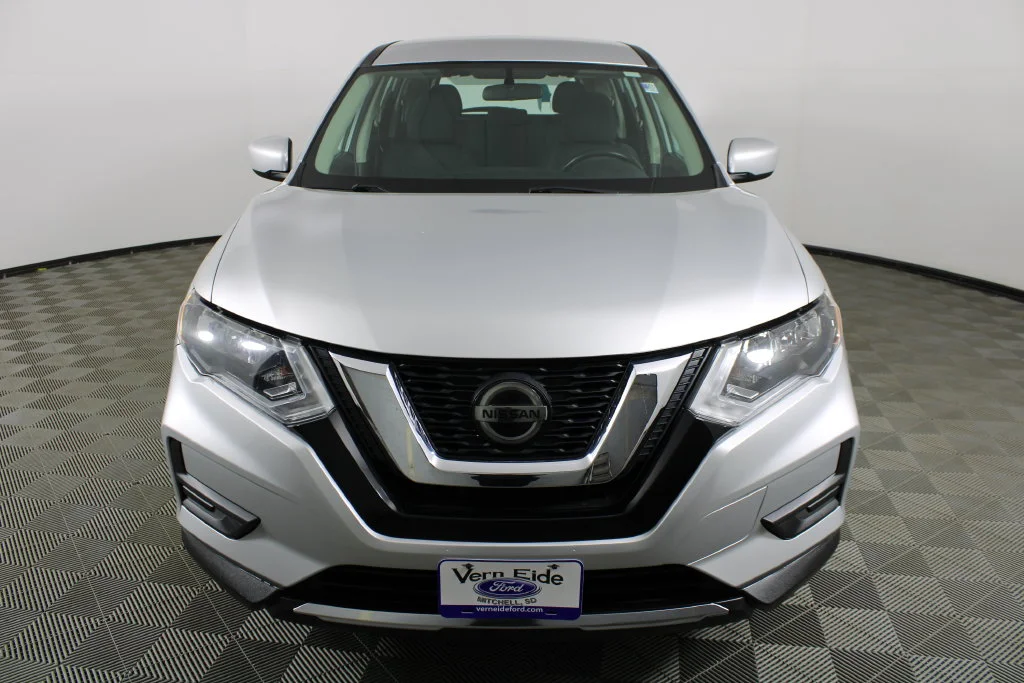 Used 2018 Nissan Rogue S with VIN 5N1AT2MV4JC773613 for sale in Mitchell, SD