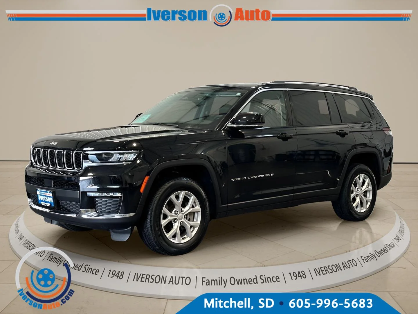 Used 2023 Diamond Black Crystal Pearlcoat Jeep Limited image 5