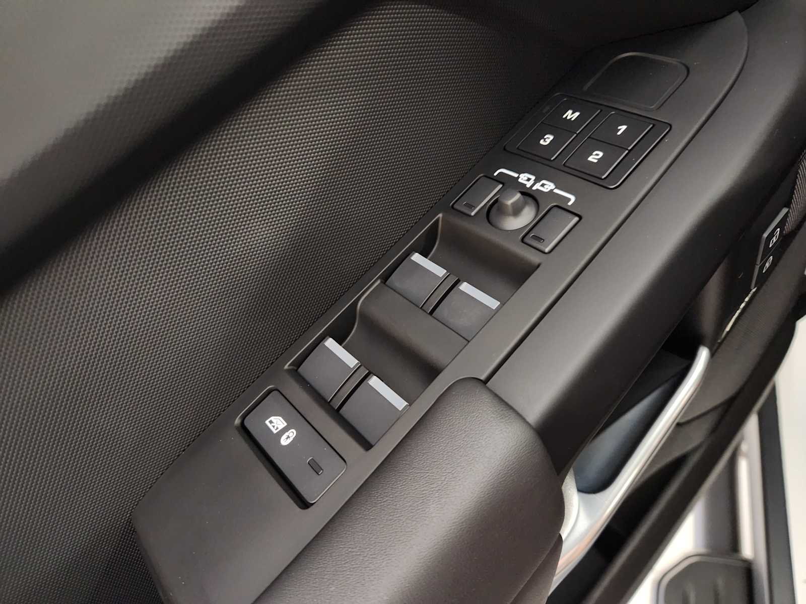 Used 2026 Fuji White Land Rover S image 22
