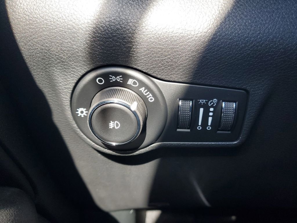 New 2026 Red Hot Pearlcoat Jeep Latitude image 29