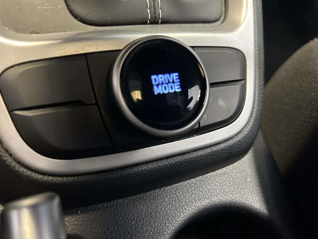 Used 2025 Silver Hyundai SEL image 24