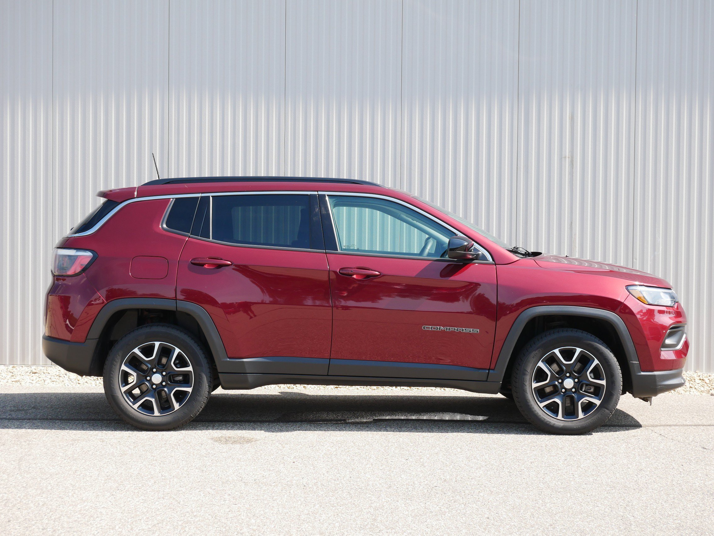 Used 2022 Velvet Red Pearlcoat Jeep Latitude image 6