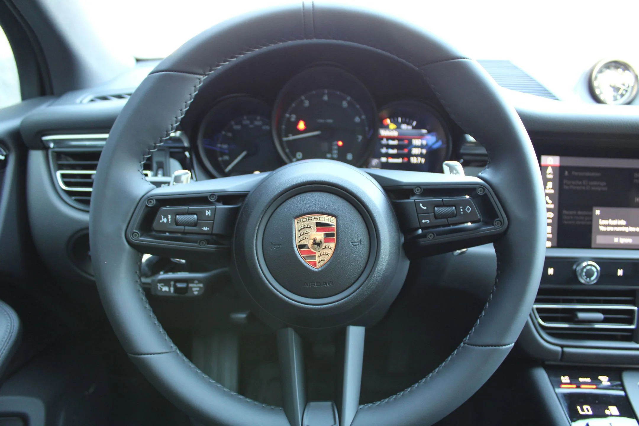 2025 Porsche Macan - Photo 15