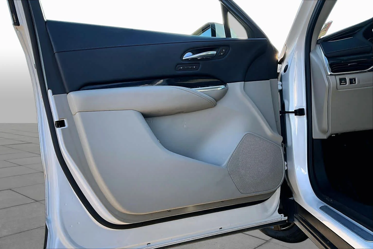 Used 2021 Crystal White Tricoat Cadillac FWD Premium Luxury image 21