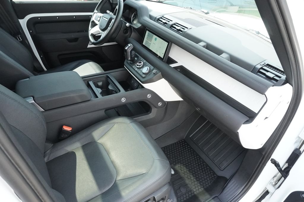 Used 2023 White Land Rover S image 22