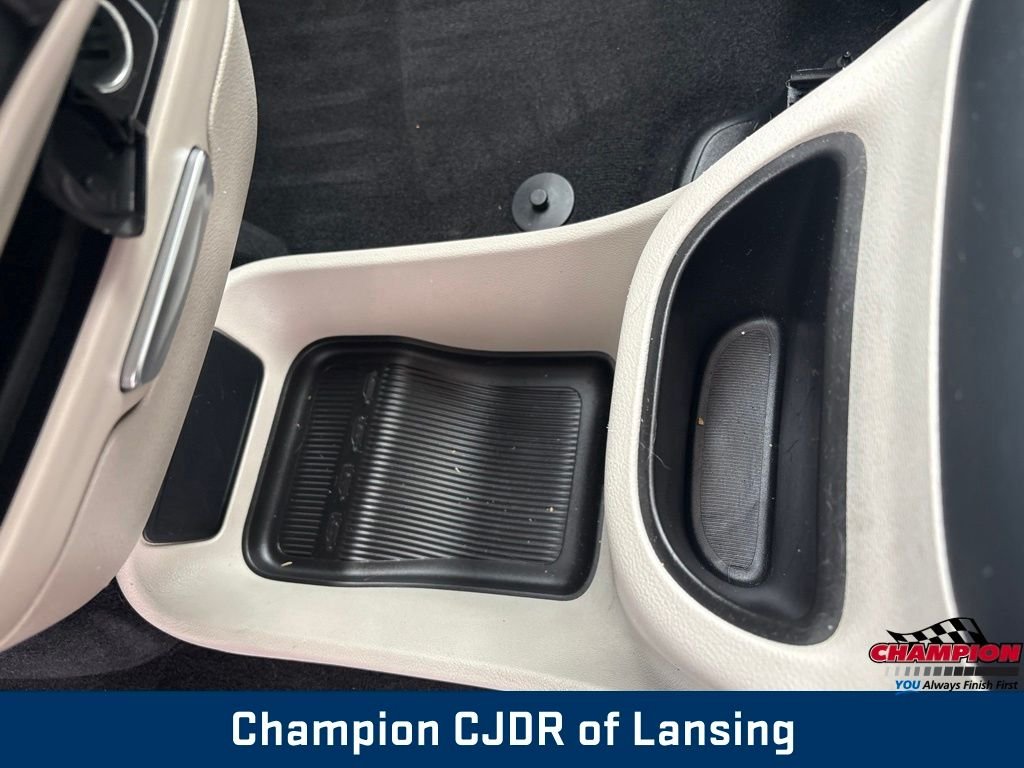 Used 2022 Black Chrysler Touring L image 31