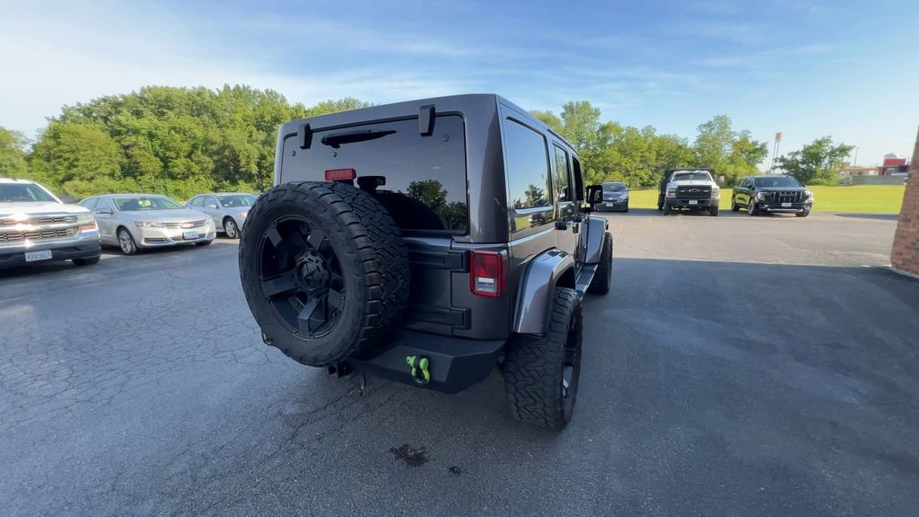 Used 2018  Jeep Sahara image 4