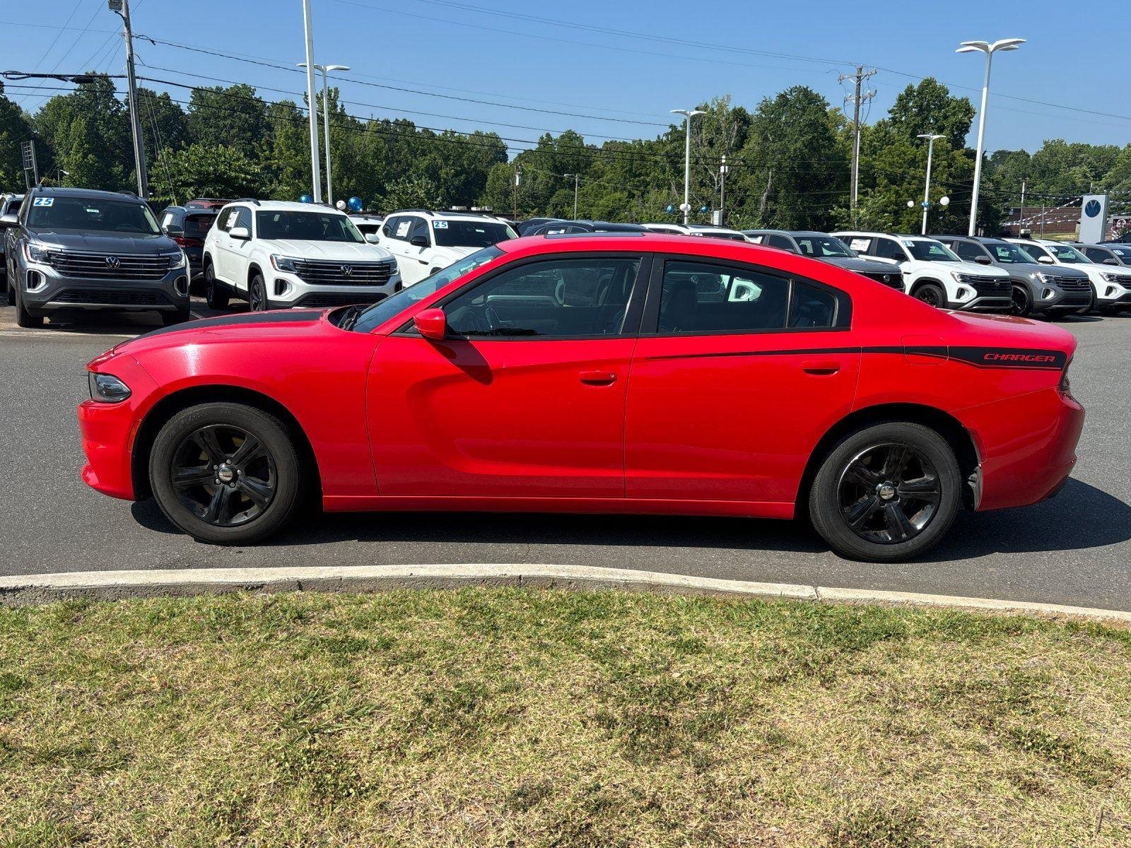 Used 2020 Torred Clearcoat Dodge SXT image 2