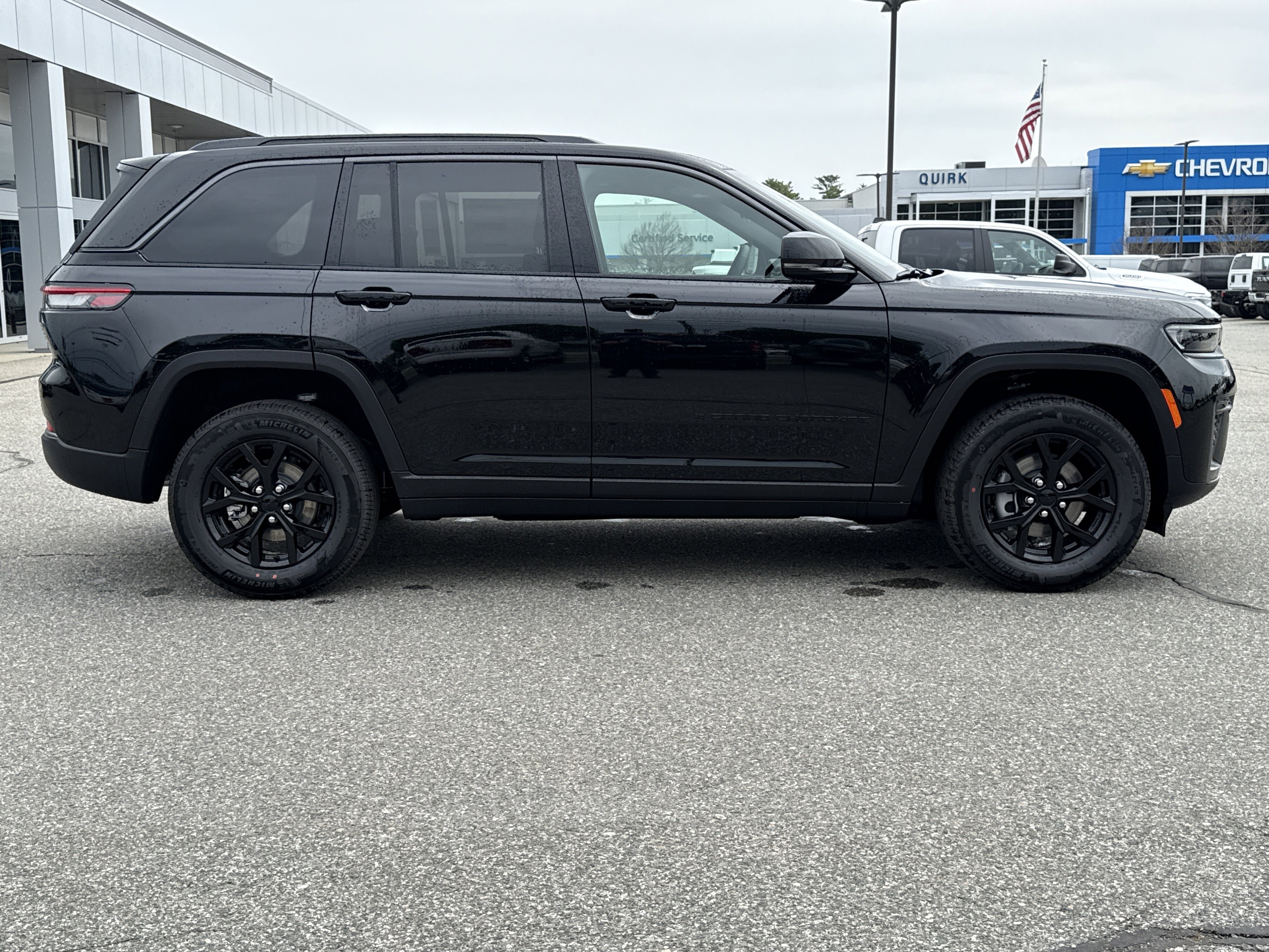New 2026 Diamond Black Crystal Pearl-Coat Exterior Paint Jeep Laredo Altitude image 11