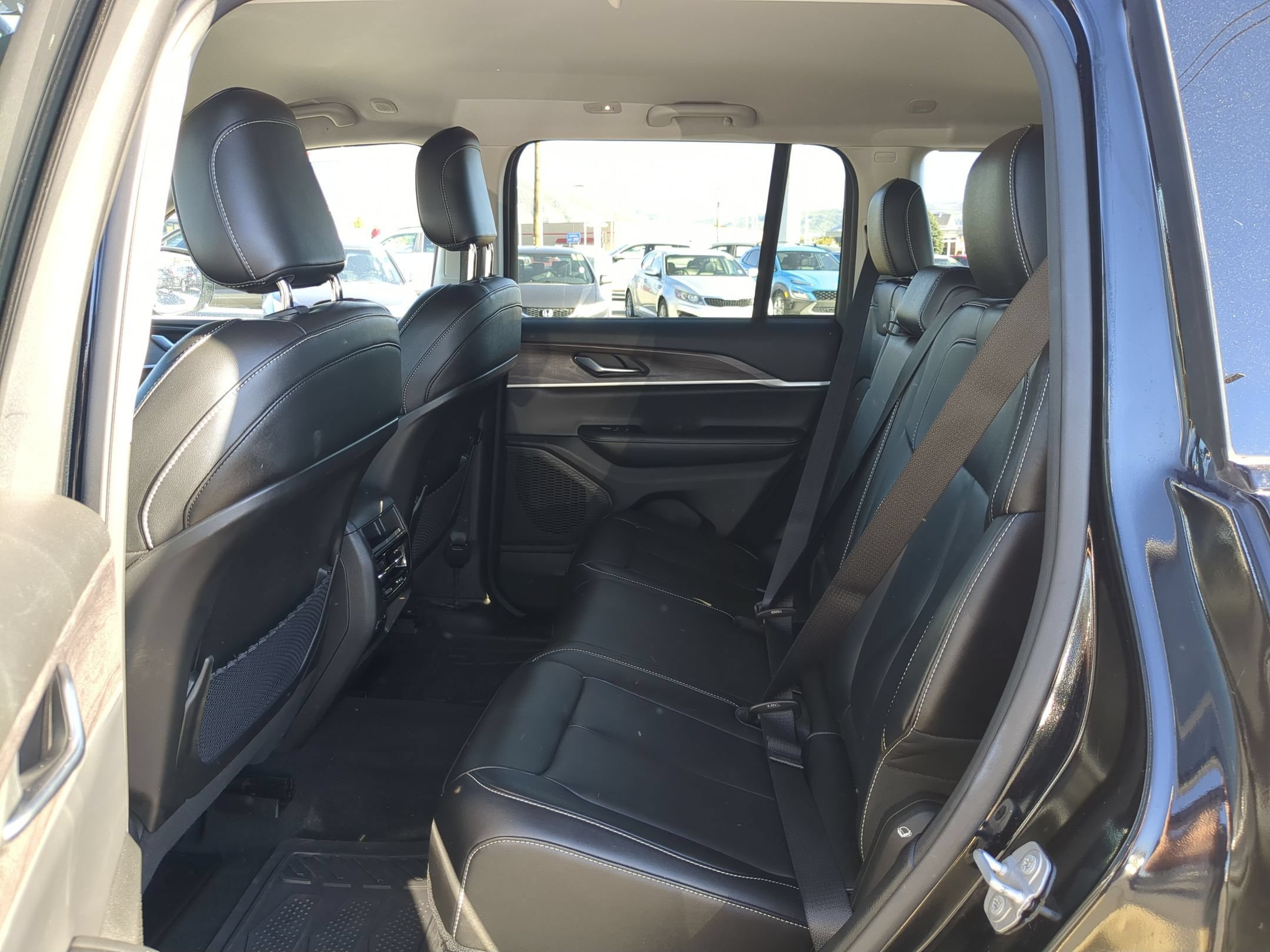 Used 2023 Diamond Black Crystal Pearlcoat Jeep Limited image 27