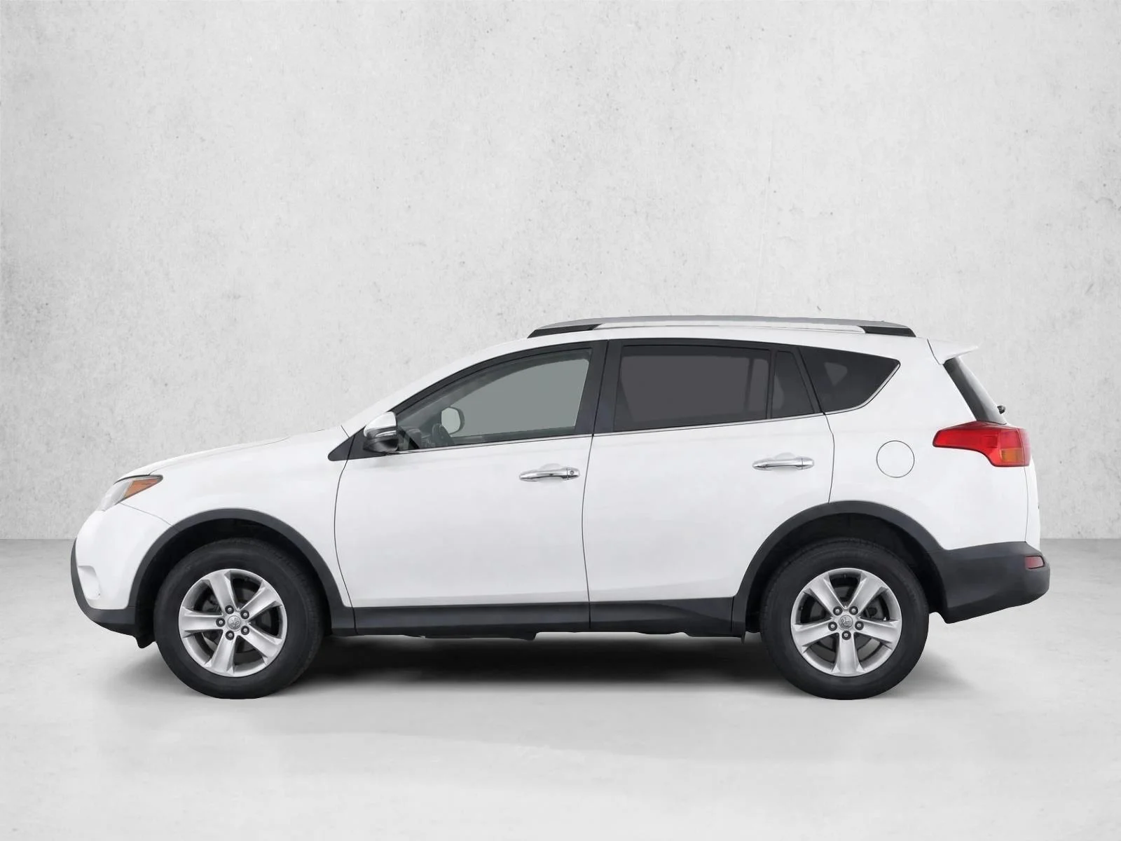 Used 2015 Super White Toyota XLE image 4
