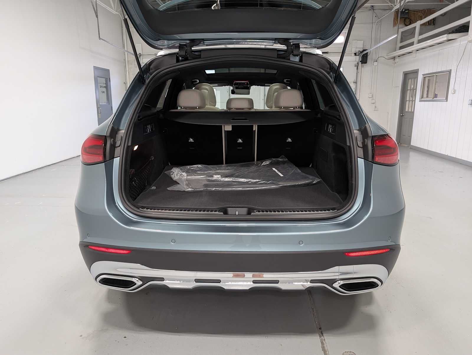 Used 2026 Verde Silver Metallic Mercedes-Benz GLC 300 image 35