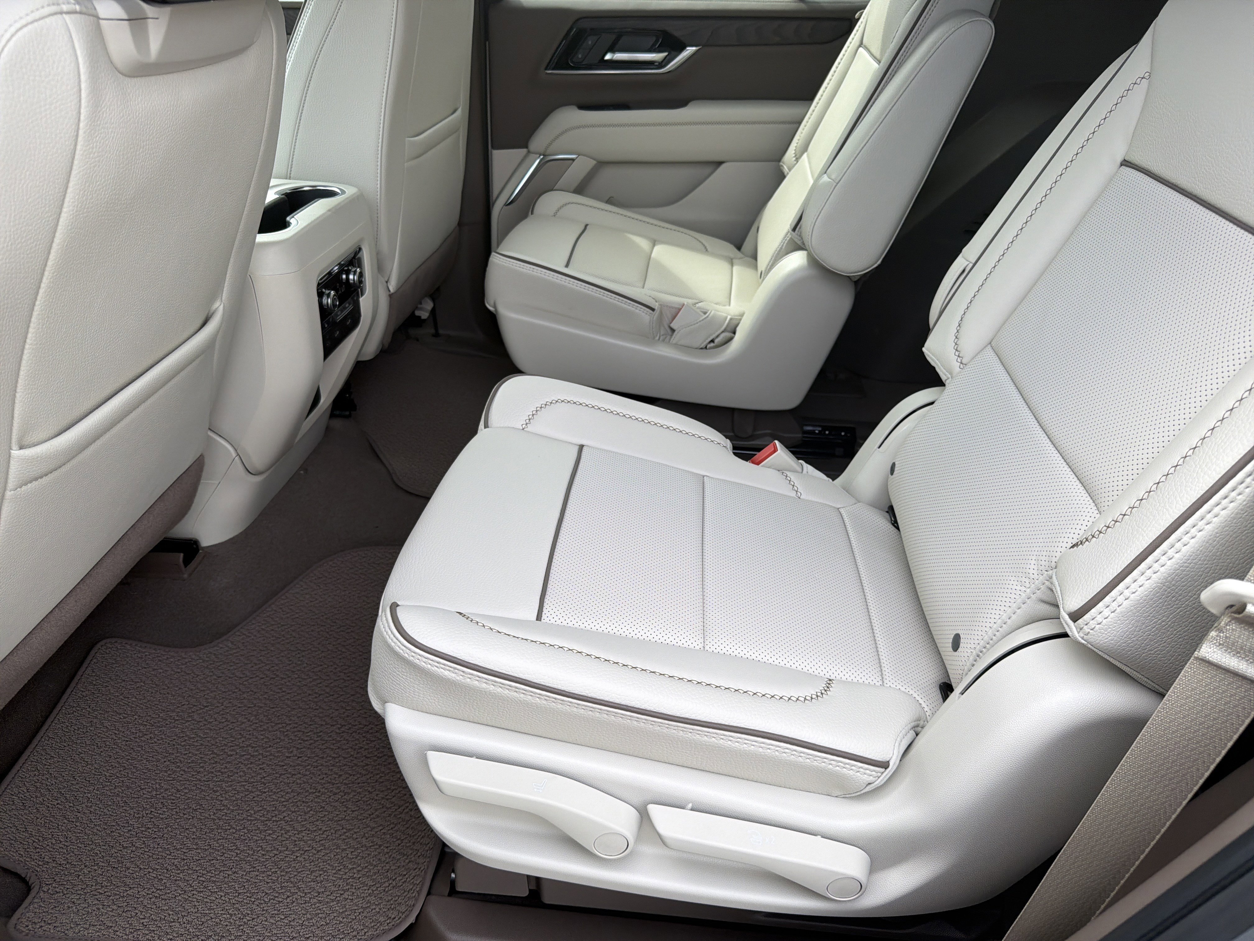 2026 GMC Yukon Denali - Photo 21