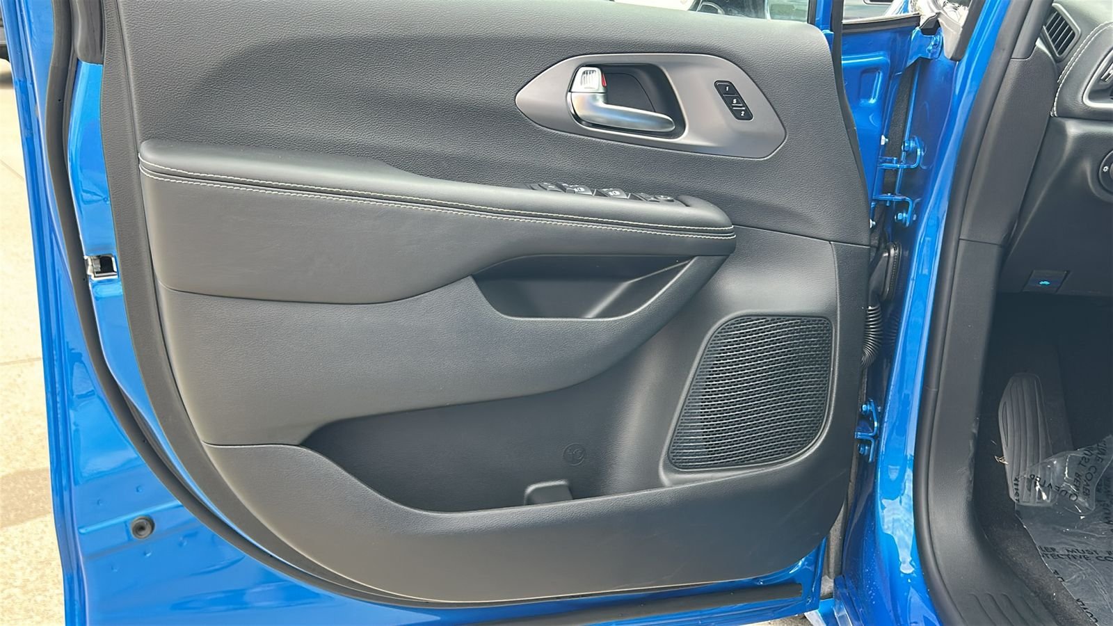 New 2027 Hydro Blue Pearl-Coat Exterior Paint Chrysler Select image 21
