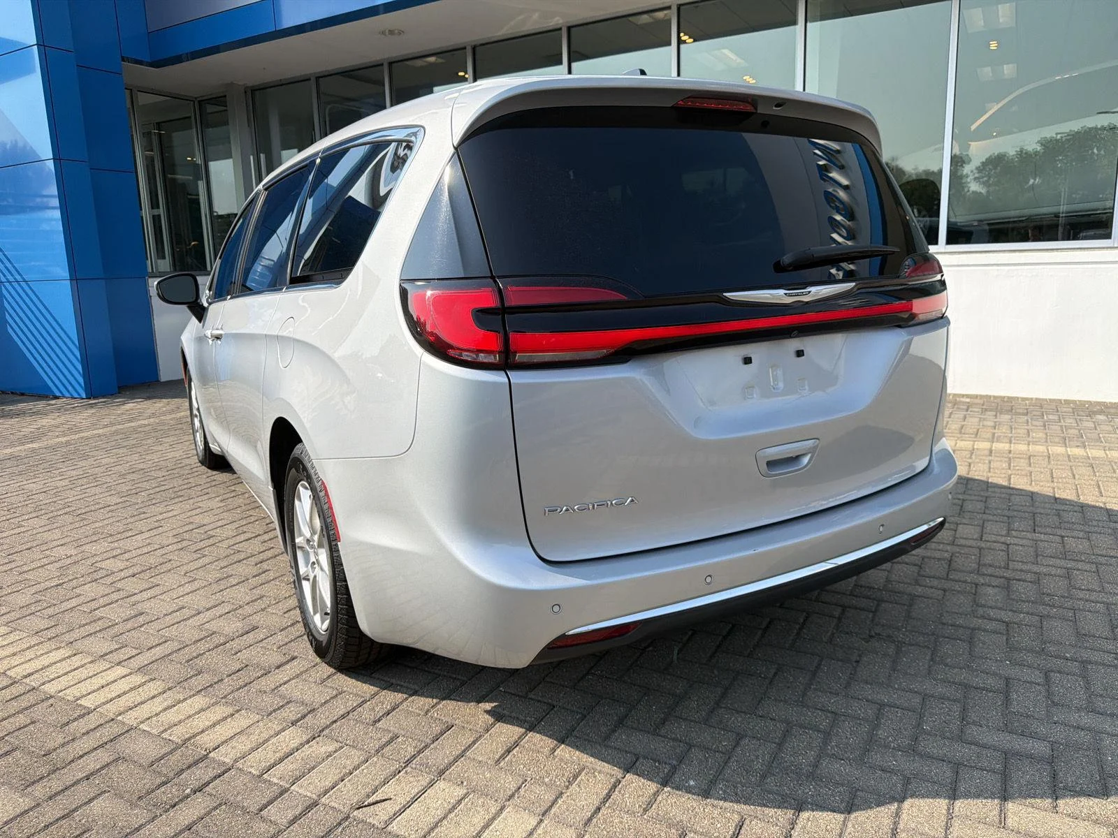 Used 2023 Silver Mist Clearcoat Chrysler Touring L image 3