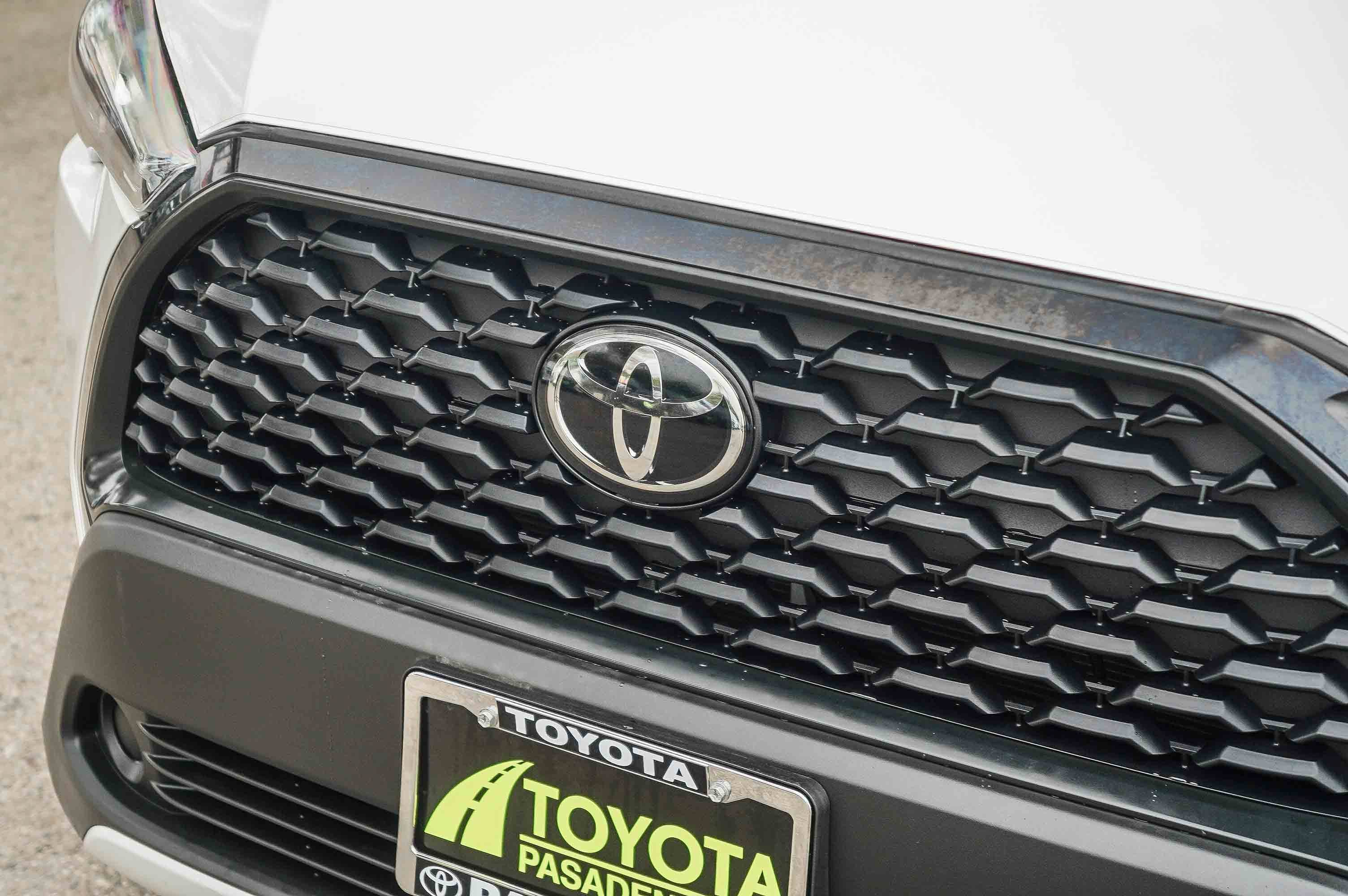 Used 2022 WIND CHILL PEARL TOYOTA TRUCK LE image 9