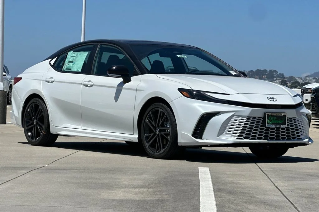New 2026 Wind Chill Pearl with Midnight Black Metallic roof <sup>1</sup> Toyota  XSE image 2