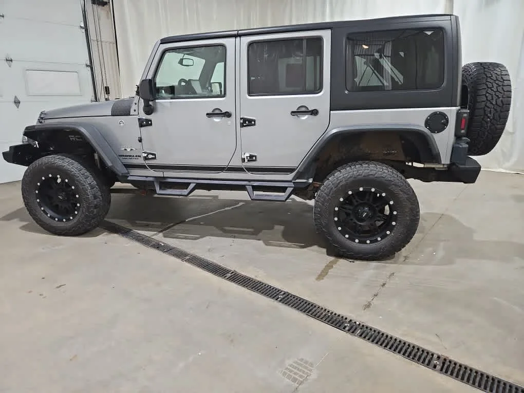 Used 2016 Silver Jeep Sahara image 2