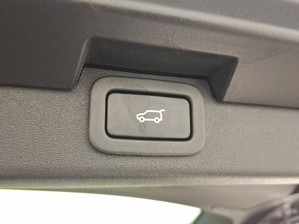 Used 2020  Land Rover SE image 31