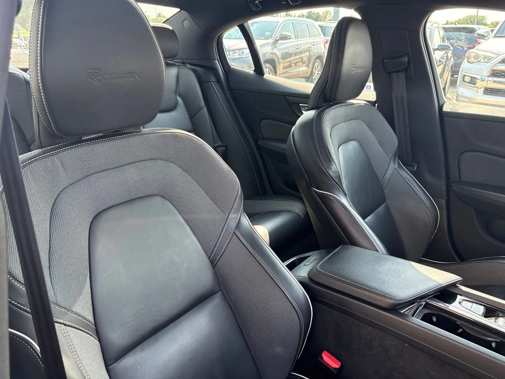 Used 2019 Black Volvo T6 R-Design image 26