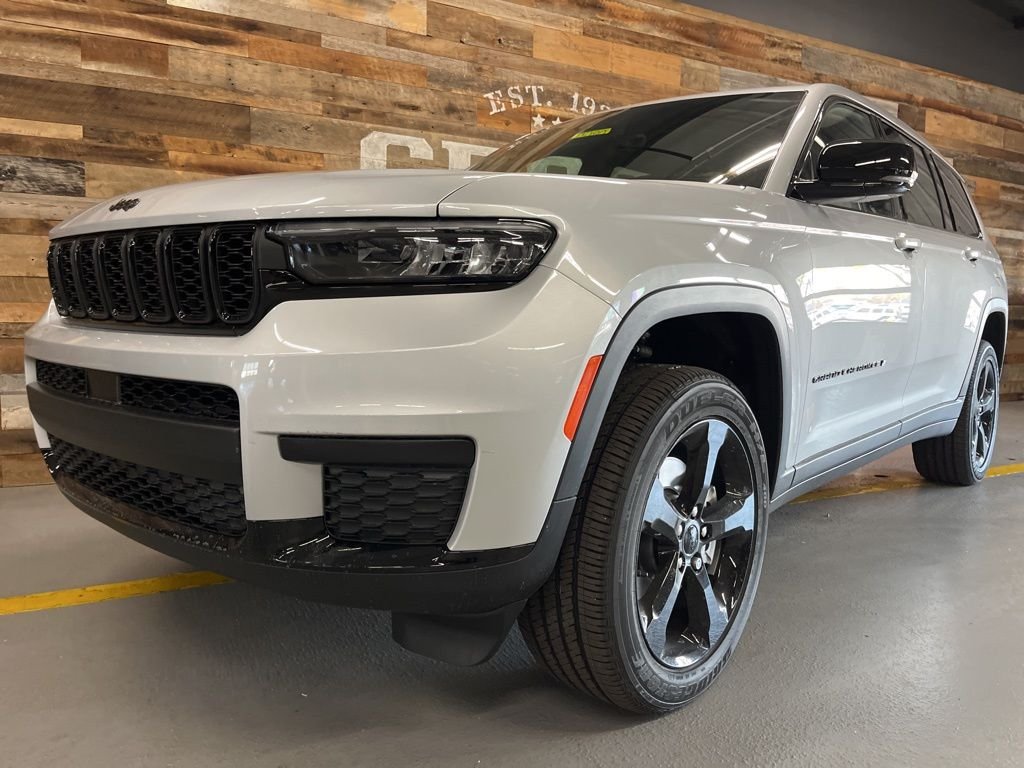 New 2025 Silver Zynith Exterior Paint Jeep Altitude X image 11