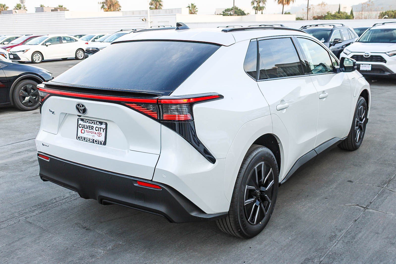 New 2026 Wind Chill Pearl <sup>1</sup> Toyota  XLE image 8