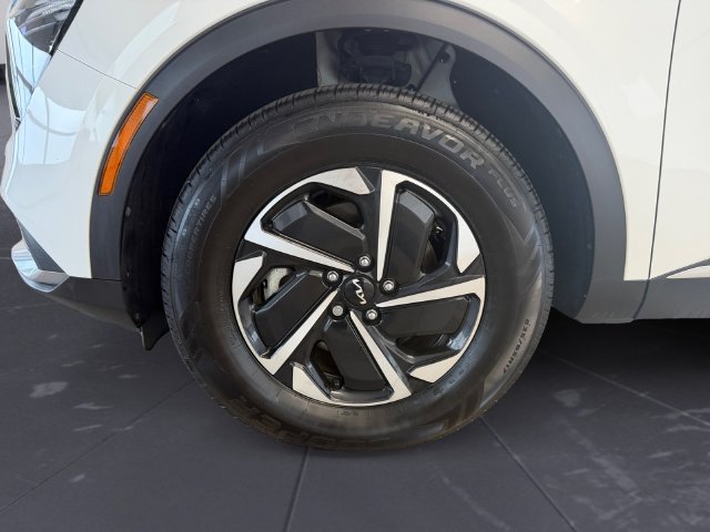 Used 2023 White Kia LX image 40