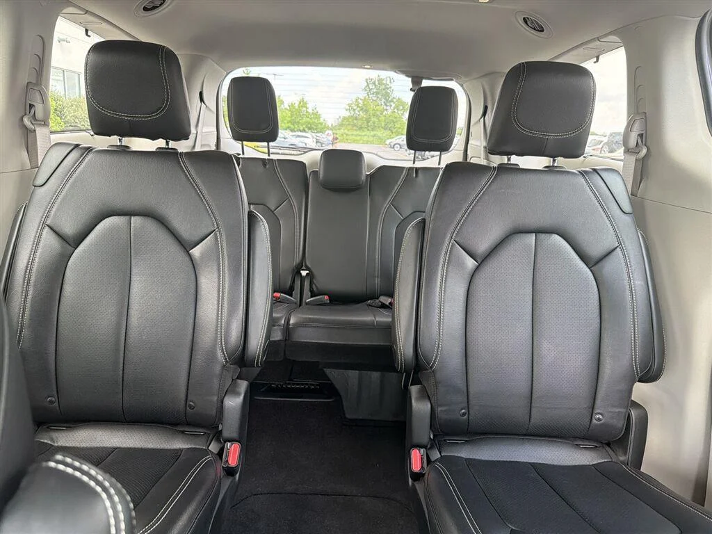 Used 2022 Silver Mist Clearcoat Chrysler Touring L image 12