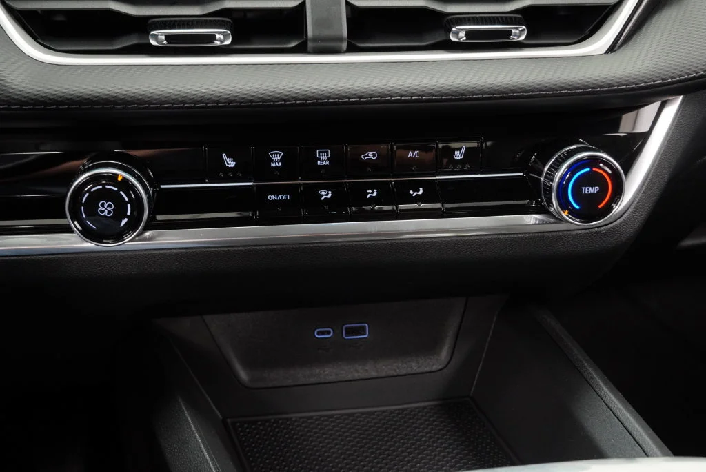 New 2027 Mosaic Black Metallic Chevrolet LT image 19