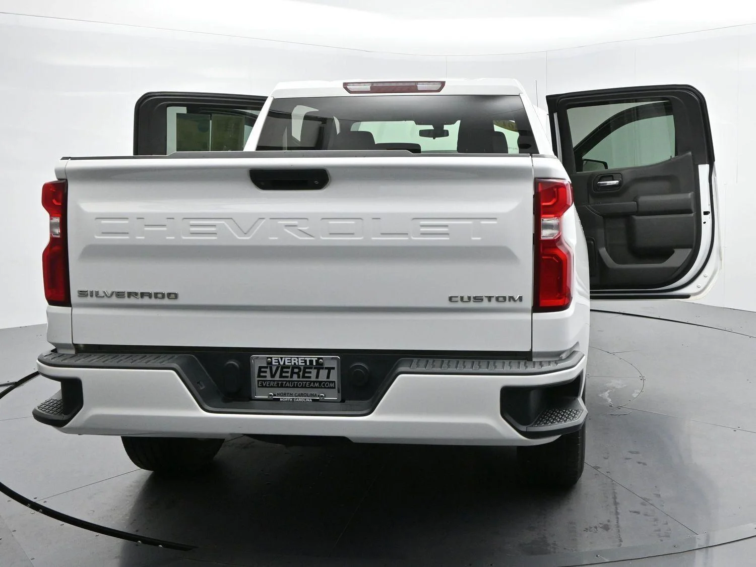 Used 2019 SUMMIT WHITE Chevrolet Custom image 36
