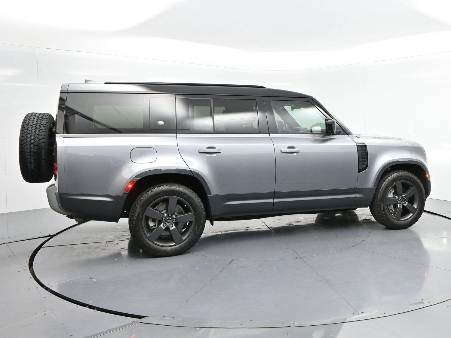 Used 2024 Eiger Grey Metallic Land Rover S image 8